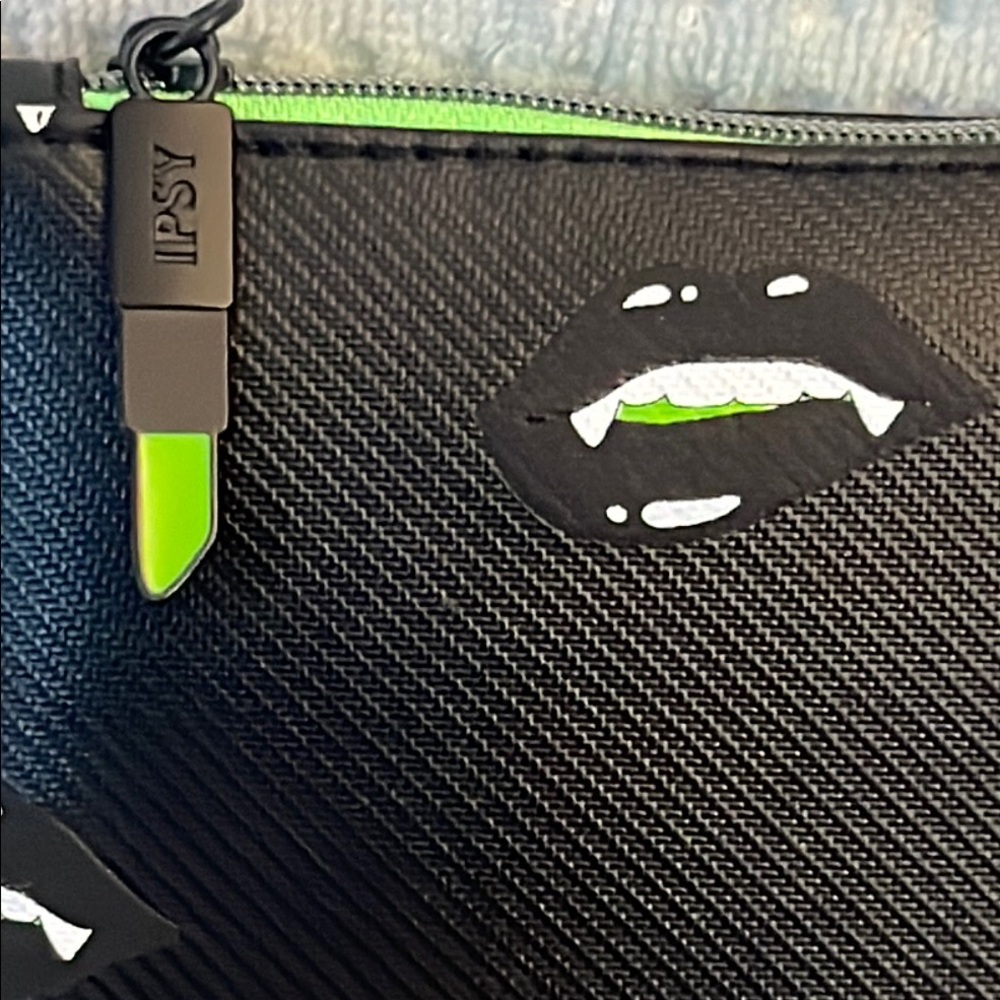 Ipsy vampire lips neon green pouch - Picture 2 of 8